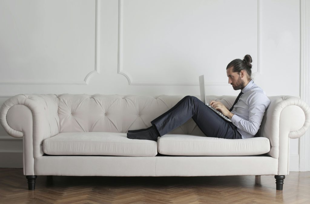 Il divano Chesterfield storia ed eleganza di un emblema dell’interior design
