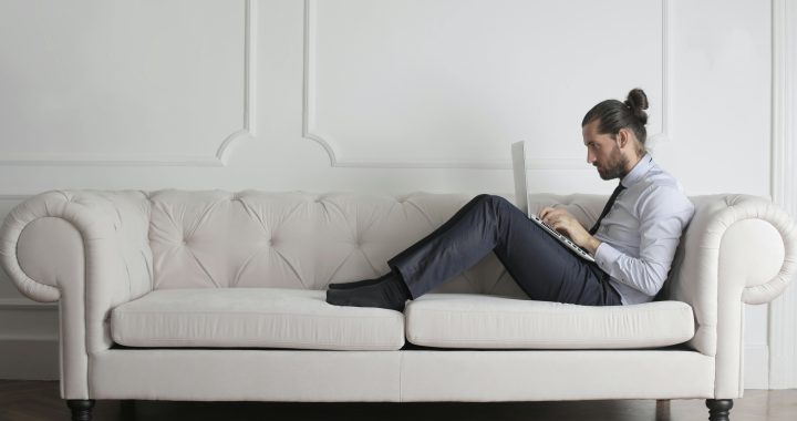 Il divano Chesterfield storia ed eleganza di un emblema dell’interior design